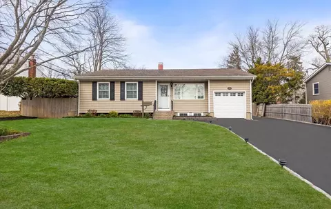 83 Rumford Rd, Kings Park, NY 11754