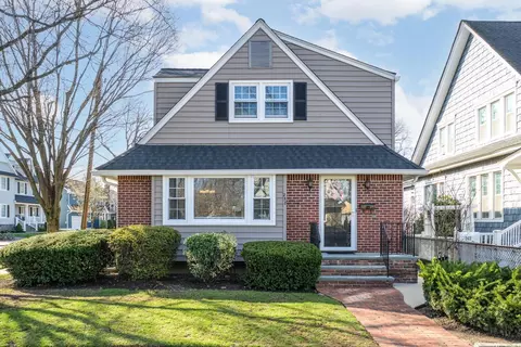 258 Crocus Ave, Floral Park, NY 11001