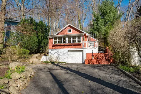 54 Oakdale Rd, Centerport, NY 11721