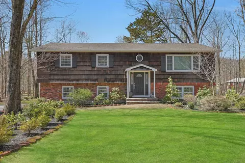 1 Sherwood Ridge Rd, Ramapo, NY 10901