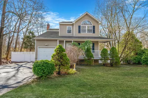 30 Washington Ave, Mastic Beach, NY 11951