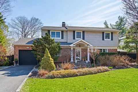 24 Royal Oak Dr, Huntington, NY 11743