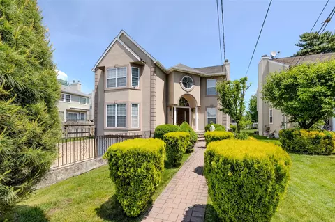 17 Herricks Rd, North Hempstead, NY 11596