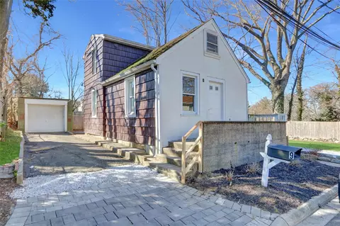9 Leona Pl, Locust Valley, NY 11560