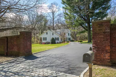 180 Post Rd, North Hempstead, NY 11568
