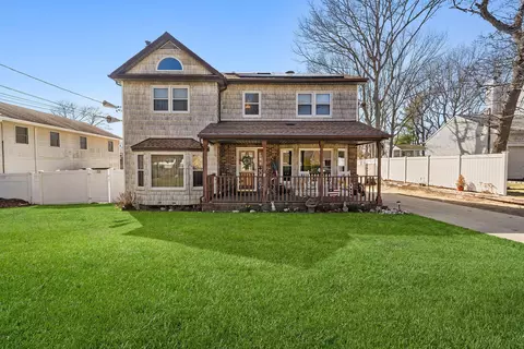 48 Hillside Rd, Farmingville, NY 11738