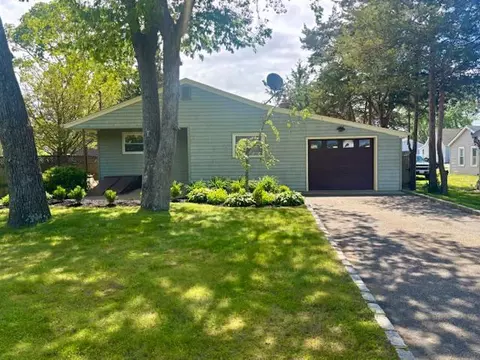55 Beach Rd, Aquebogue, NY 11931