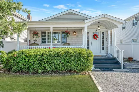 27 W Neptune Ave, Lindenhurst, NY 11757