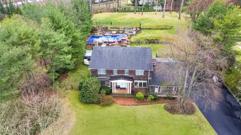 9 Suncrest Dr, Dix Hills, NY 11746