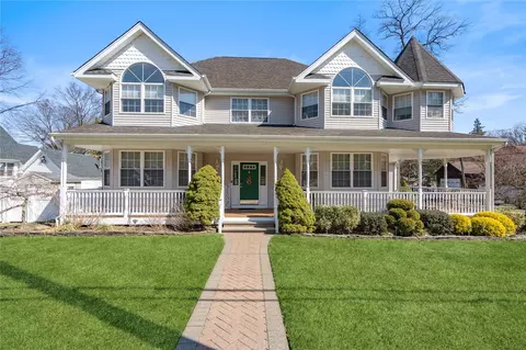 22 Sheppard Ln, Huntington, NY 11743