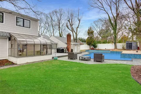 77 Dogleg Ln, North Hempstead, NY 11577