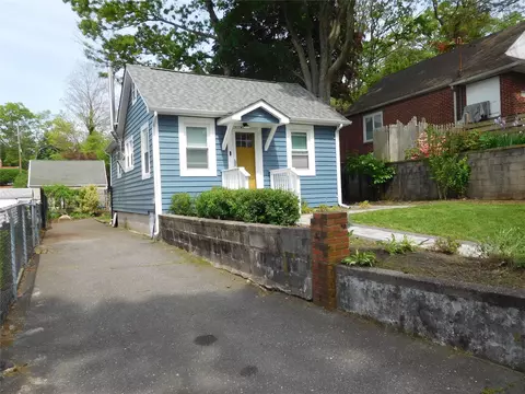 41 Sunburst Dr, Rocky Point, NY 11778