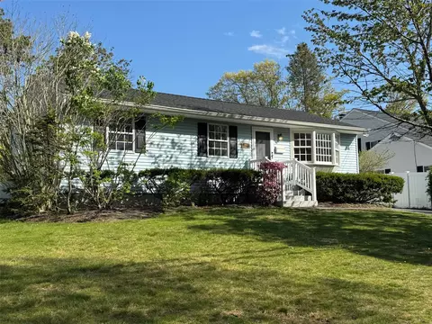 29 Lakeview Dr, Riverhead, NY 11901