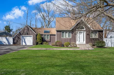 4 Lakeside Dr, Middle Island, NY 11953