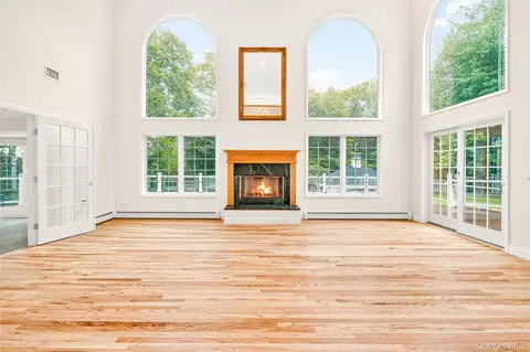 21 Benson Point Ct, Stony Point, NY 10980