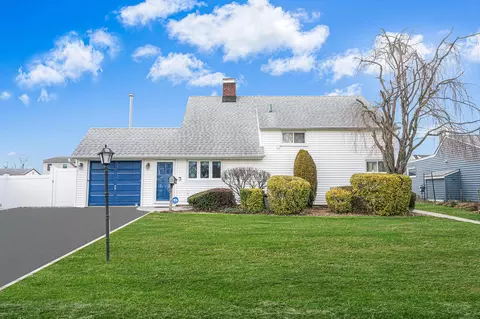 5 Acre Ln, Hicksville, NY 11801
