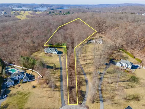 77 Pennebrook Ln, Carmel, NY 10512