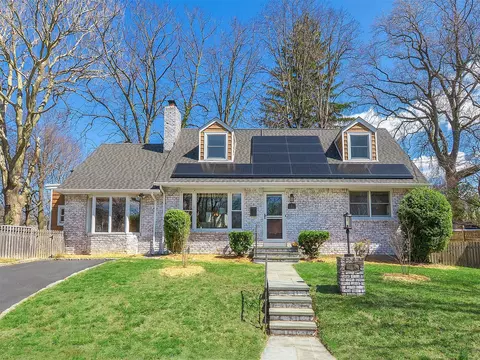 1 Dubois Ct, Sea Cliff, NY 11579