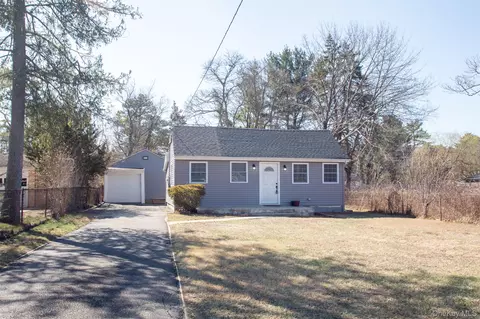 4 Ralph Ave # A, Brentwood, NY 11717