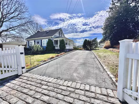 422 Boulder St, Ronkonkoma, NY 11779