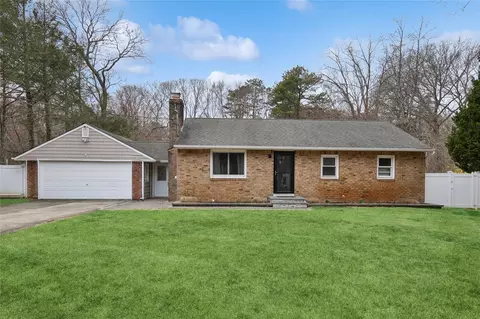 20 Ruth Ln, Ridge, NY 11961