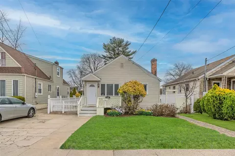 200 Landau Ave, Floral Park, NY 11001
