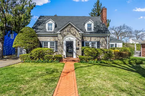 9 Mulberry Ave, Garden City, NY 11530