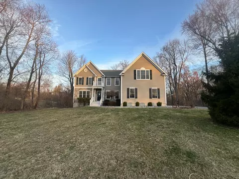 40 Harrisons Trl, East Fishkill, NY 12533