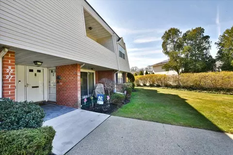 100 Palo Alto Dr, Plainview, NY 11803