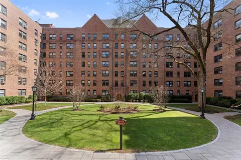 180 Garth Rd #4E, Scarsdale, NY 10583