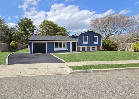 178 Springmeadow Dr, Holbrook, NY 11741
