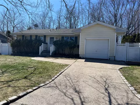 118 Montrose Dr, Port Jefferson Station, NY 11776