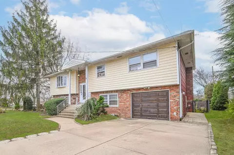 82 Coventry Gdns, Lynbrook, NY 11563