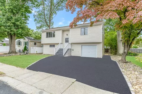878 Udall Rd, West Islip, NY 11795