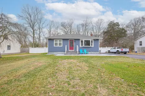 8 Lonscreek Pl, Mastic Beach, NY 11951