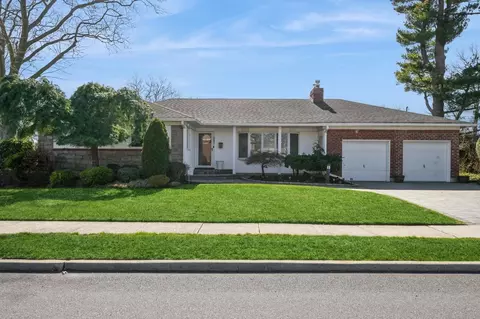 683 Birchwood Dr, North Hempstead, NY 11590