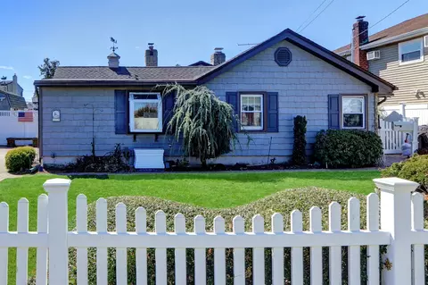238 N Pine St, Massapequa, NY 11758