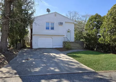 14 Uhl St, Lake Ronkonkoma, NY 11779