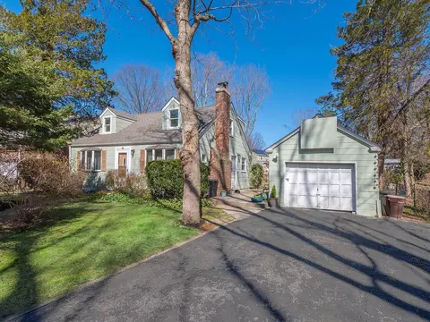 26 Bayside Ave, North Hempstead, NY 11050