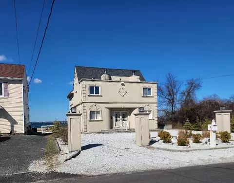 48 Grandview Dr, Shirley, NY 11967