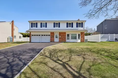 44 Columbine Ln, Kings Park, NY 11754