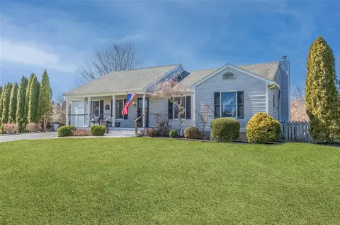 12 Seril Ct, Riverhead, NY 11901