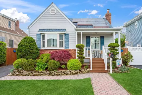 129 Deauville Pkwy, Lindenhurst, NY 11757