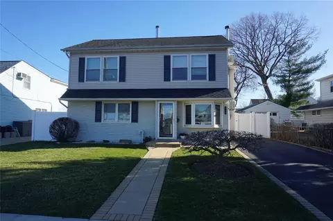814 Washington Ave, North Hempstead, NY 11590