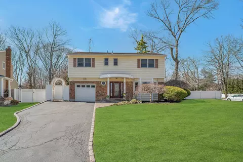 16 Glenmere Ln, Commack, NY 11725