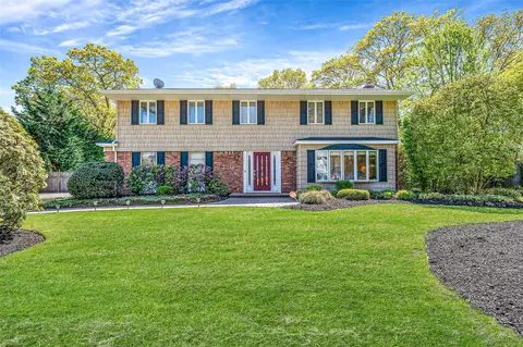 4 Victor Pl, Lake Grove, NY 11755