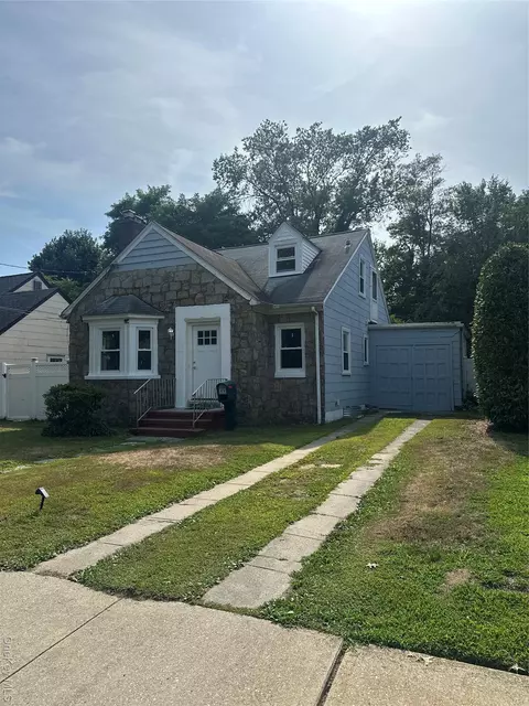 49 S Baldwin Pl, Massapequa, NY 11758