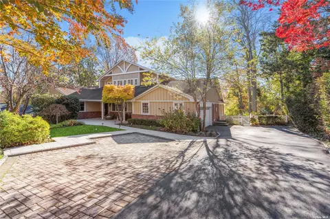 45 Peach Dr, North Hempstead, NY 11576