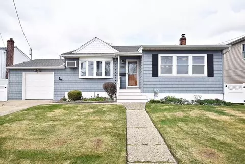 251 Farmers Ave, Lindenhurst, NY 11757