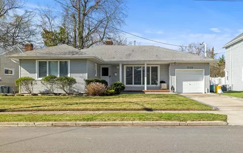 525 Allen Rd, Woodmere, NY 11598